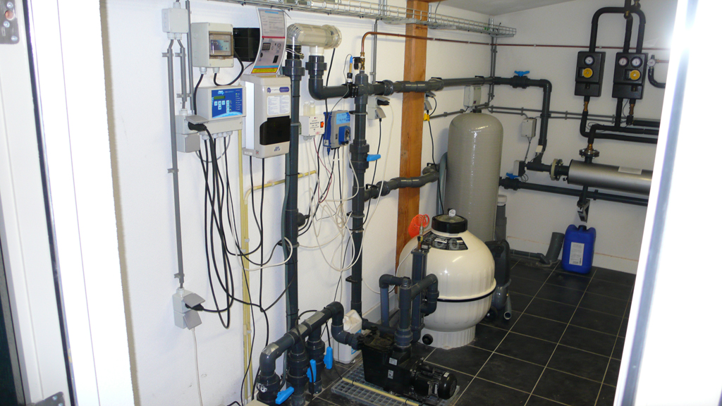 Installatie met zout-elektrolyse, aardwarmte, automatische pH regeling, automatische niveauregeling en terugspoelautomaat
